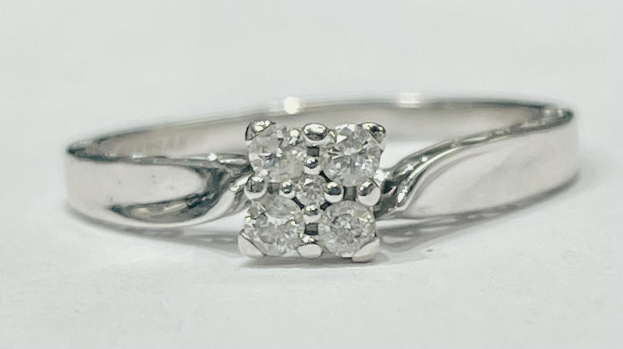 This stunning engagement ring is perfect if you want somethi...