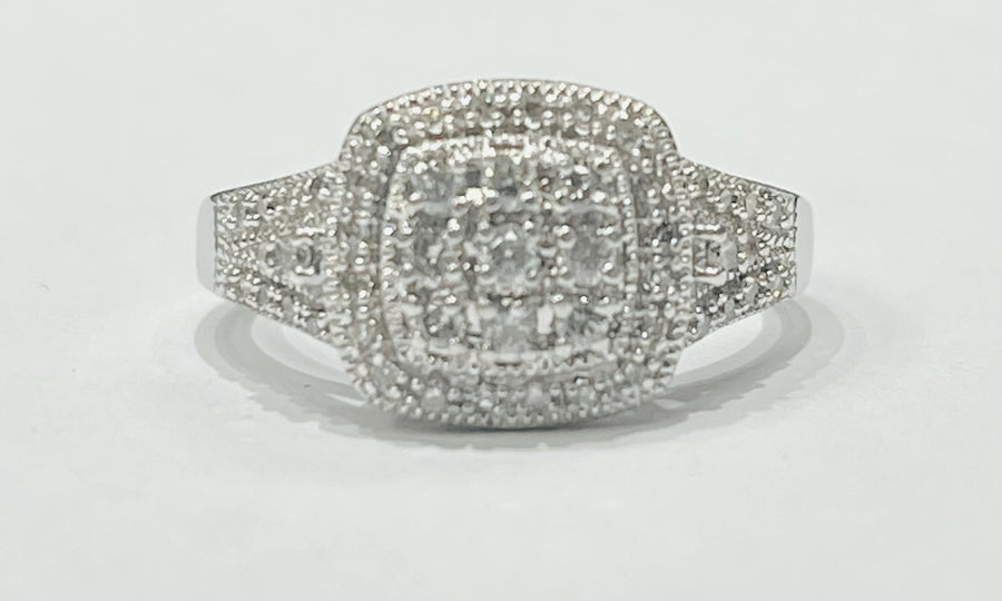 This stunning ring features 1/2ctw in natural diamonds and m...