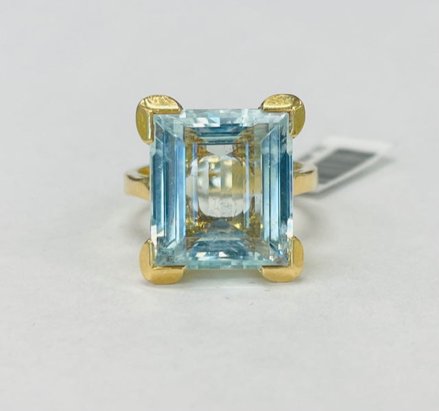 Large Aquamarine Yellow Gold Ring